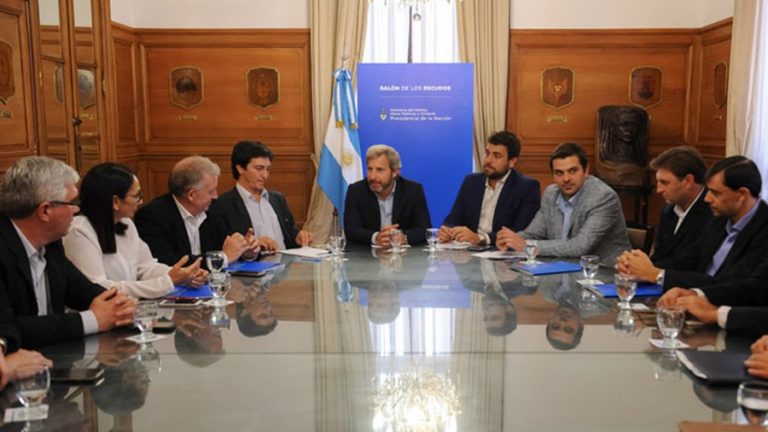 Frigerio baja dinero a cinco comunas de Entre Ríos