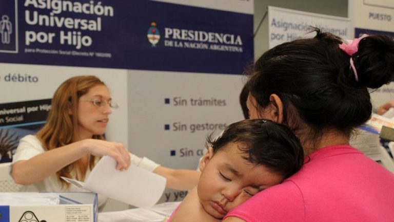 El ajuste llegó a la AUH: 231 mil personas dejaron de cobrar la asignación