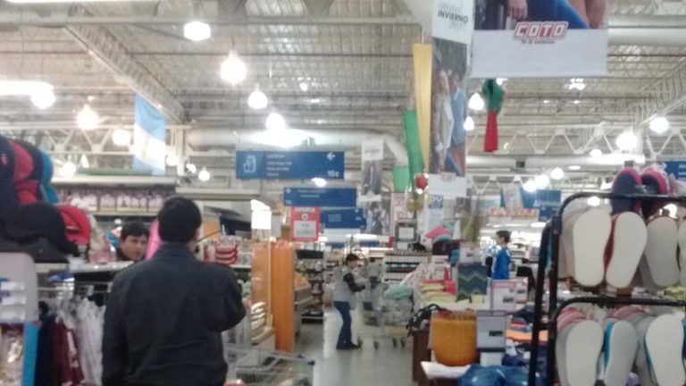 Cae el consumo en supermercados y aumentan los despidos