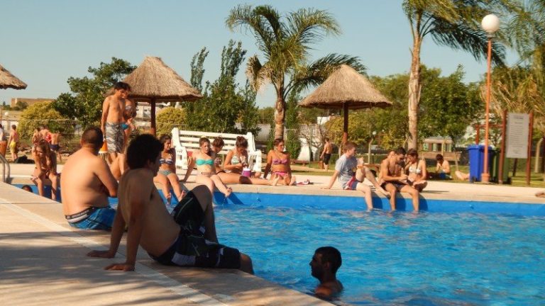 Apertura de la temporada de Piletas: una noche de circo con el cierre de La Don Johnson