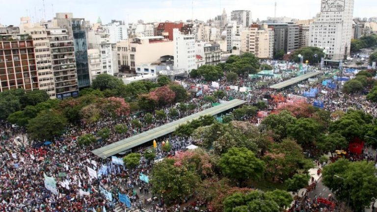 El acto de los gremios y los movimientos sociales desbordó la 9 de Julio