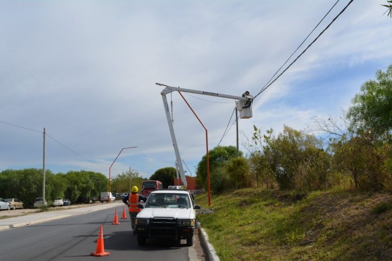Comenzó la instalación de LEDs en Camino de la Cuchilla