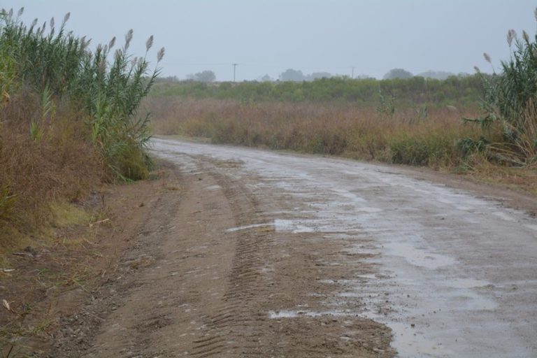 Continúan los arreglos en Camino del Medio