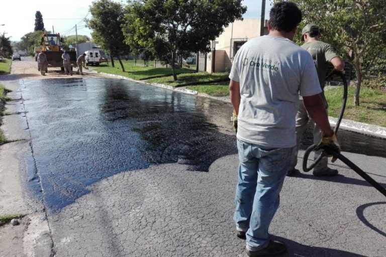 Colocan piedra mora en diferentes calles y realizan un riego asfáltico en Las Rosas