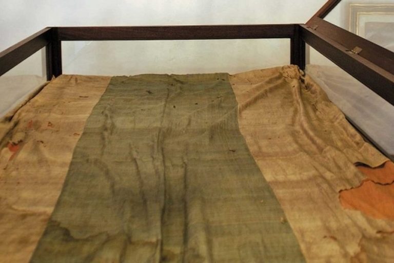 La primera bandera argentina fue azul y blanca