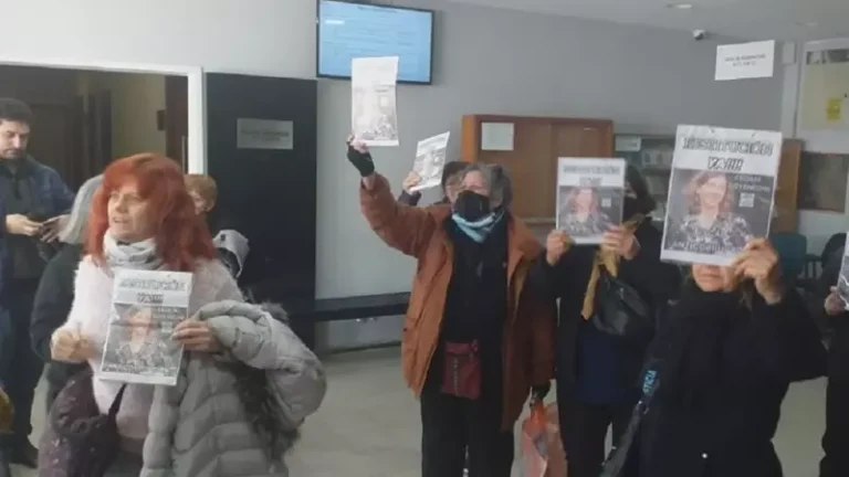 Una patota exigió la restitución de Cecilia Goyeneche con insultos y agresiones