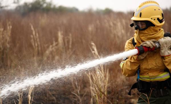 Subsidios a Bomberos: Representan Menos del 1% de la Deuda Diaria de Caputo