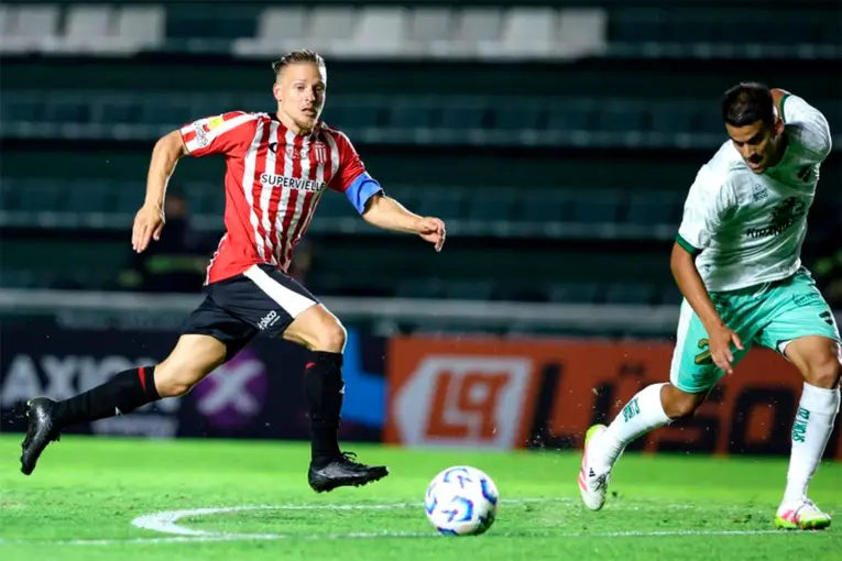 Estudiantes de La Plata Golea a Ituzaingó y Avanza en la Copa Argentina