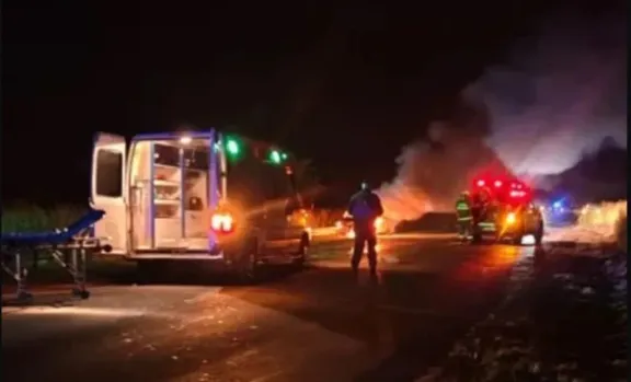 Jóvenes Sobreviven Milagrosamente a Choque y Escape de Auto en Llamas