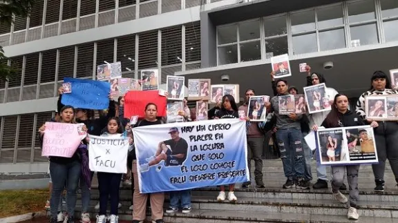 Familiares exigen justicia por joven baleada en Paraná frente a Tribunales