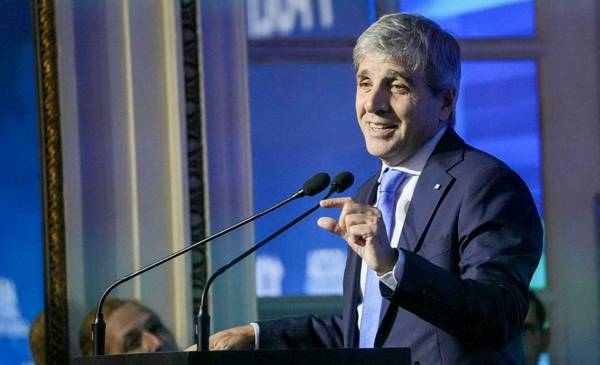 Caputo reconoce trabas a la reforma laboral y advierte sobre inflación persistente