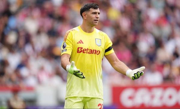 Dibu Martínez sufre un golpazo: tres goles en su ingreso de urgencia