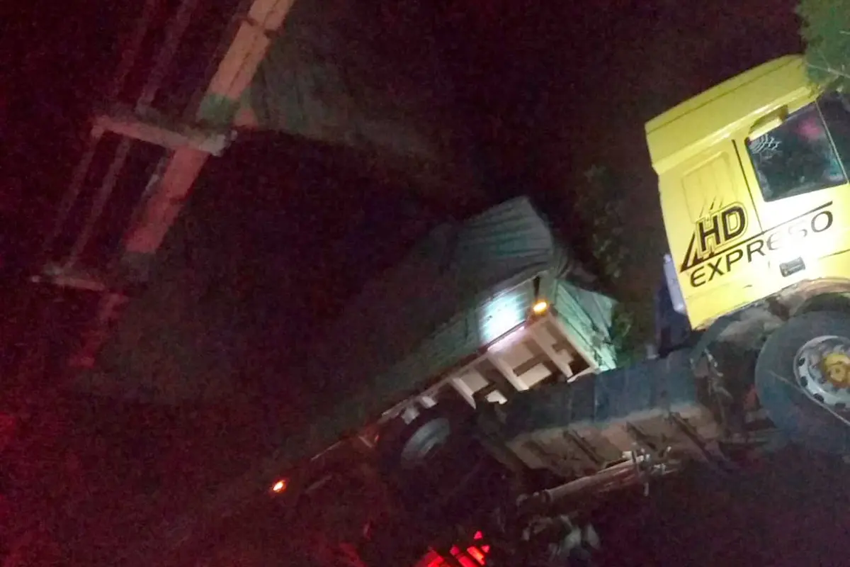 Camión se precipita desde un puente en la Autovía 14: imágenes del accidente