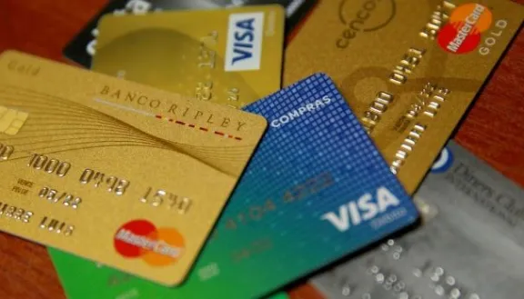 Plan de Alivio de Deudas con Tarjetas de Crédito Gana Apoyo de la Oposición
