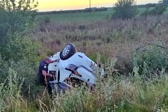 Joven en estado grave tras volcar su vehículo en la Ruta 20