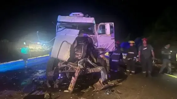 Hombre hospitalizado tras choque de camiones en la carretera