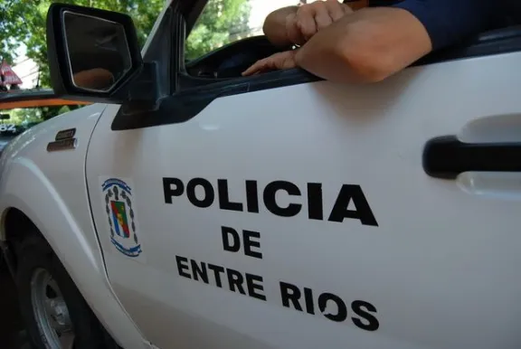 Policías enfrentan juicio por presuntos abusos contra menores