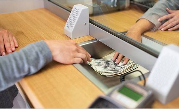 Caputo busca dólares pese a la acumulación de reservas en el sistema financiero