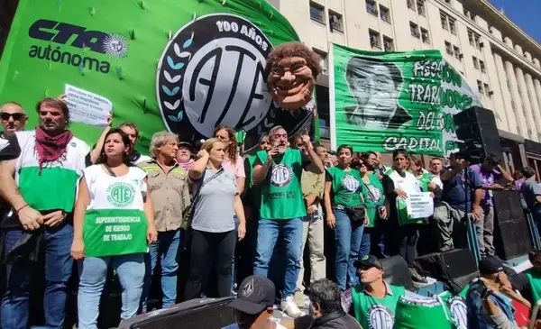 La Destrucción Silenciosa del Empleo Público: Causas y Consecuencias